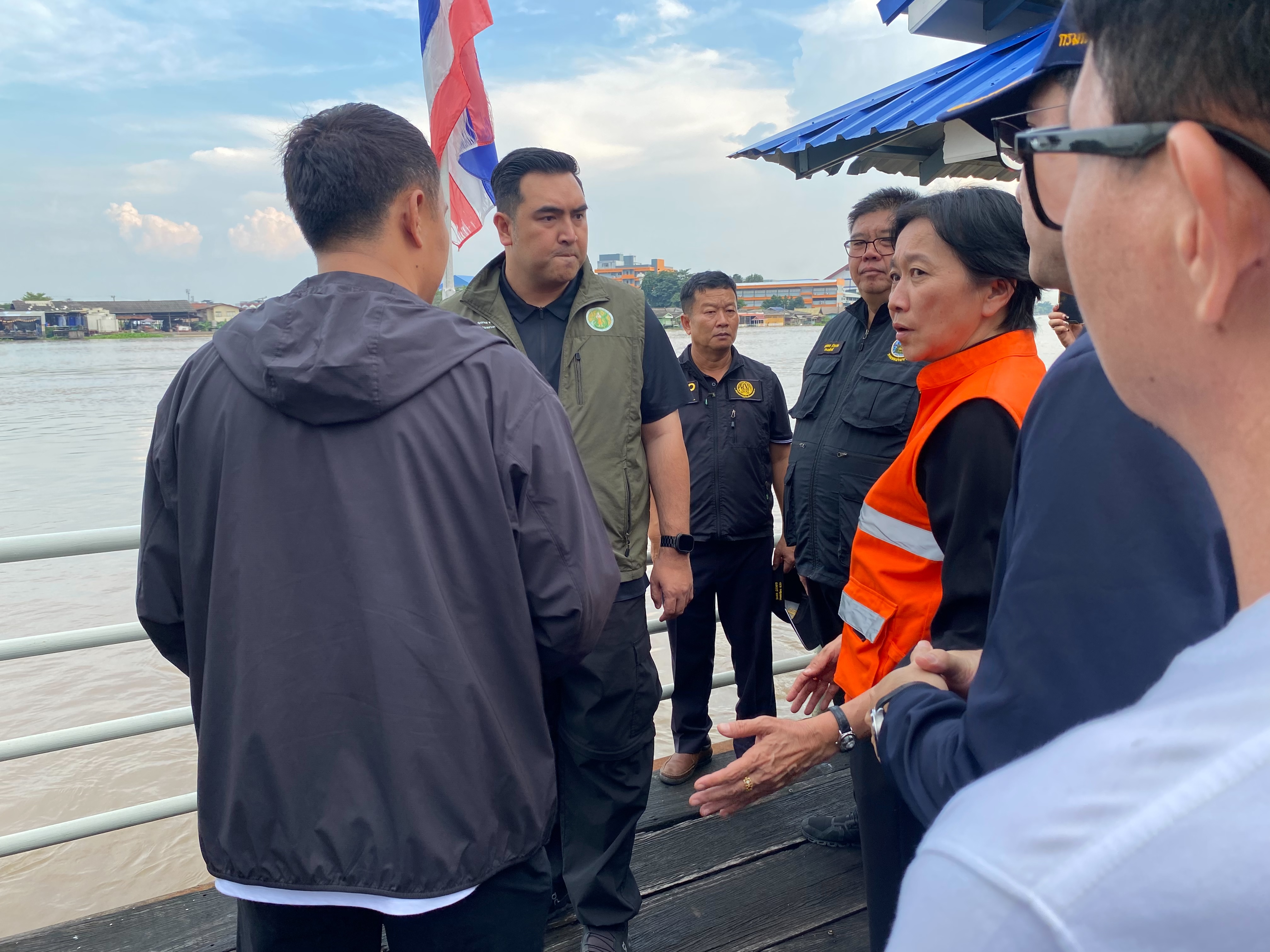 title - ส.ป.ก. ติดตามรมช.เกษตรฯ ช่วยเหลือพี่น้องผู้ประสบอุทกภัย ในเขตจังหวัดปทุมธานี